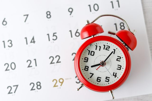 子どもが日付や時間を把握しやすいように、カレンダー&時計を用意する