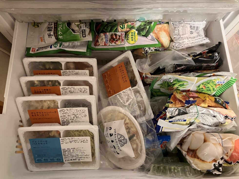 マッスルデリ　女性ダイエット用5食セットを冷凍庫に入れる